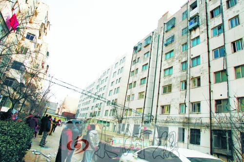 鄭州市瑞達(dá)路啟明村小區(qū)一戶居民家中（紅圈標(biāo)示處），天然氣發(fā)生爆炸。