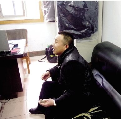 無證開套牌桑塔納轎車的段某，在華中食品城賣酒。