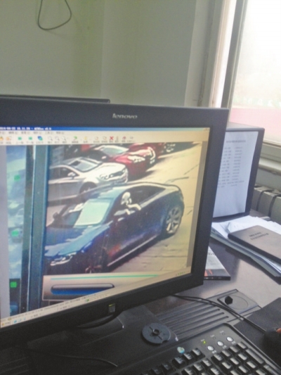 監(jiān)控錄像顯示，肇事車駕駛室內(nèi)有狗頭探出窗外。