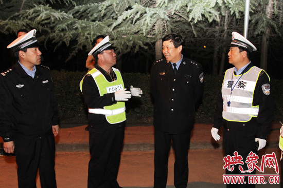 該支隊支隊長石軍(左二)、政委周西漢（左一）在向省總隊督導組匯報整治酒駕時的情景。