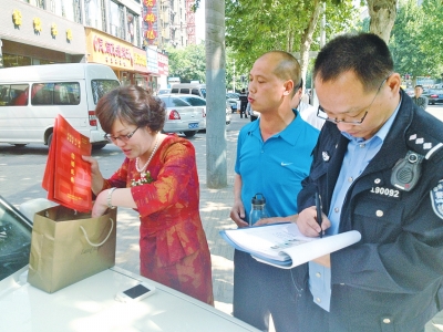 失主在清點(diǎn)、認(rèn)領(lǐng)失物。