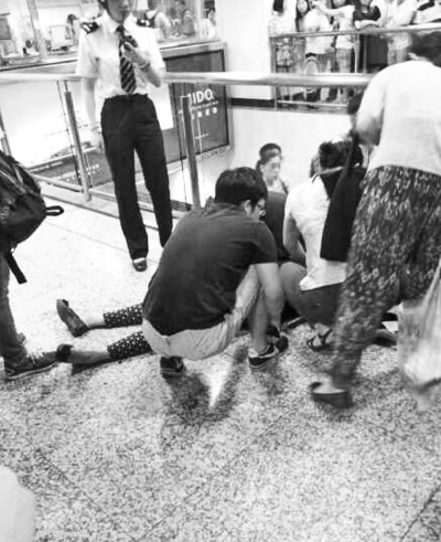 男子繼母被捅傷后跑到站內(nèi)，倒在了地上（圖片來自網(wǎng)絡(luò)）。