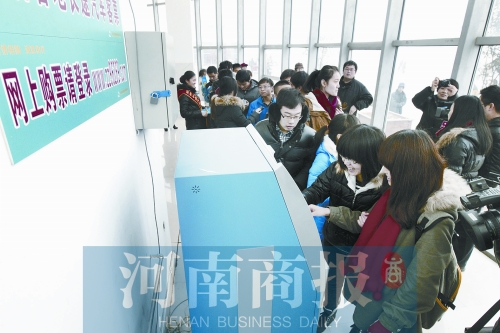 自動(dòng)售票機(jī)安裝在高校內(nèi)，方便了學(xué)生購(gòu)票返鄉(xiāng)