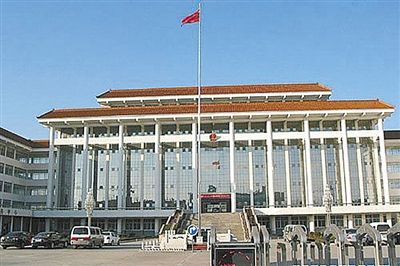 濮陽(yáng)縣違規(guī)、超標(biāo)修建的縣委、縣政府辦公樓。新華社發(fā)發(fā)布