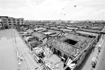 19日，廣東汕頭潮陽區(qū)和平鎮(zhèn)出現(xiàn)水浸現(xiàn)象。連日來，廣東省汕頭市潮陽區(qū)、潮南區(qū)普降暴雨。新華社發(fā)