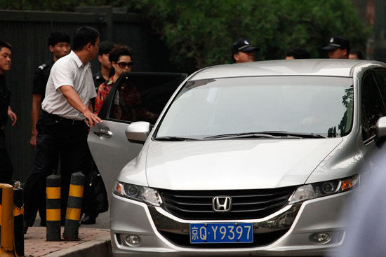 夢鴿在數(shù)十名警察和便衣護(hù)衛(wèi)下徑直上了私家車
