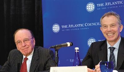 2008年，布萊爾與默多克在美國(guó)參加一國(guó)際會(huì)議。