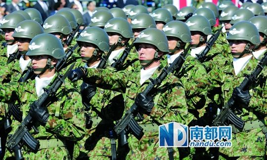10月27日，日本自衛(wèi)隊(duì)舉行閱兵儀式