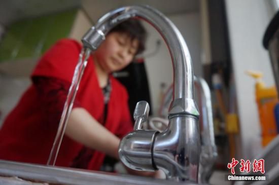 圖為4月13日,蘭州市七里河區(qū)居民李大媽用自來水洗菜。楊艷敏 攝
