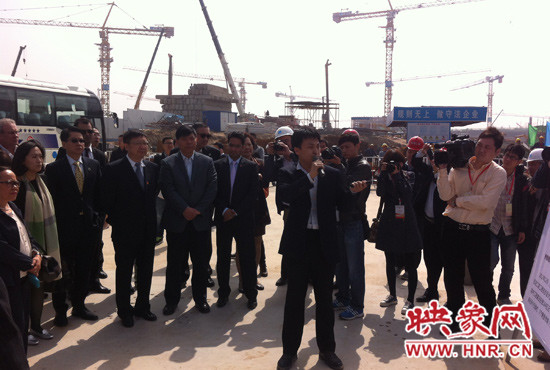 外交官參觀(guān)機(jī)場(chǎng)二期工程