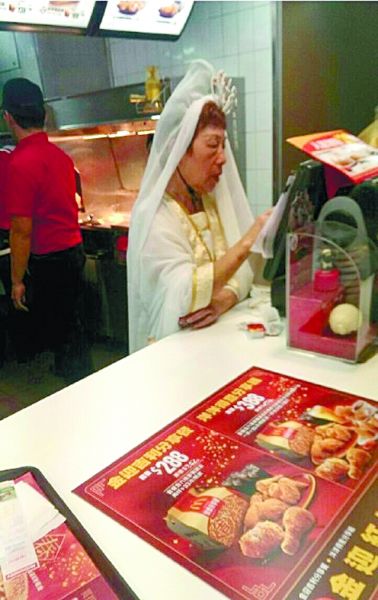 麥當勞也挺拼的！店員化身觀音為顧客點餐