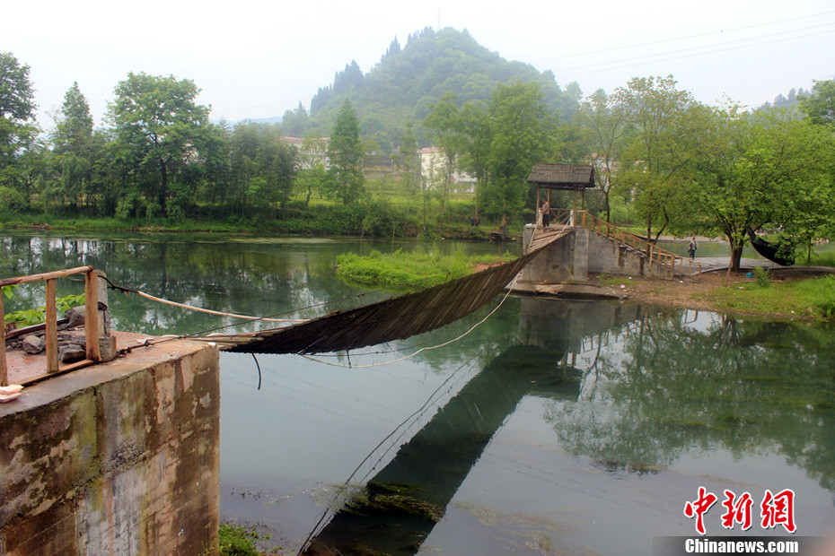 5月1日晚9點10分左右，湖南省鳳凰縣沱江鎮(zhèn)棉寨村距縣城3公里處桃花島篝火晚會散場時，游客經(jīng)過近水