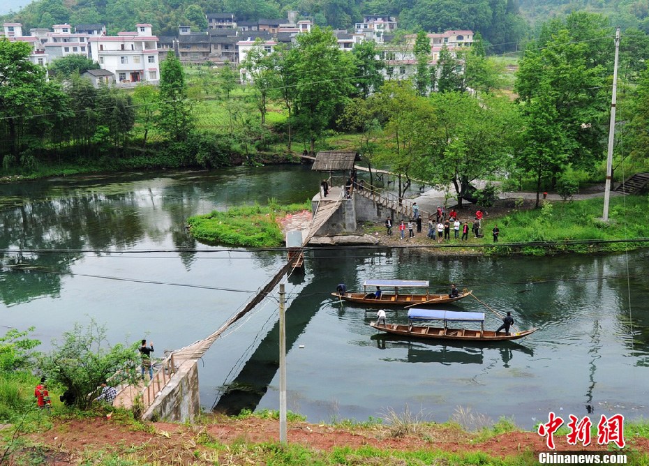5月2日，鳳凰縣搜尋人員仍在沱江下游搜尋。