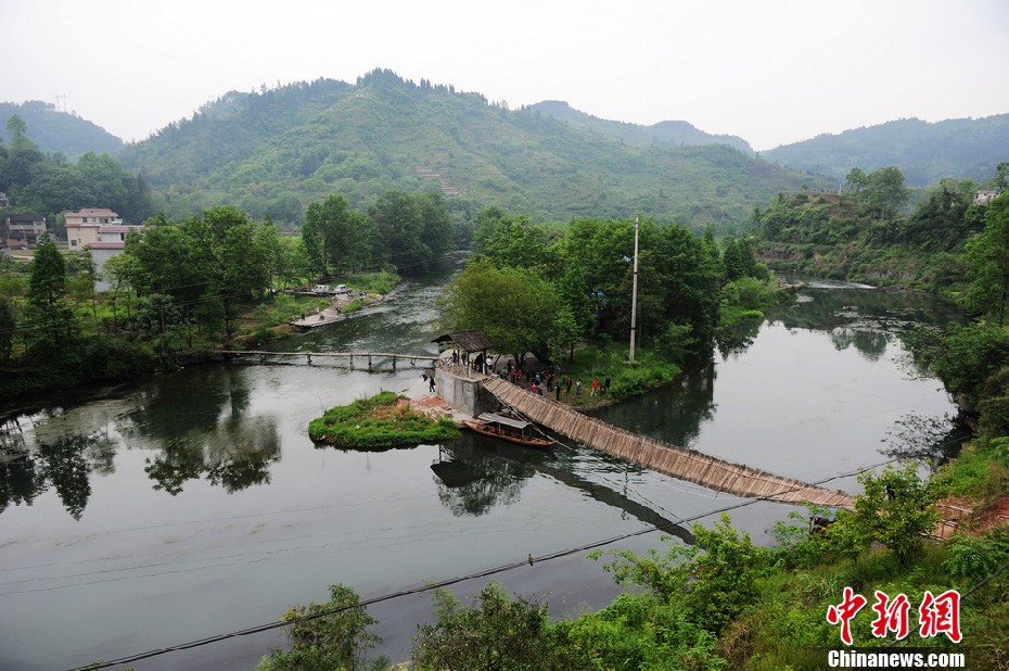 5月2日，鳳凰縣搜尋人員仍在沱江下游搜尋。