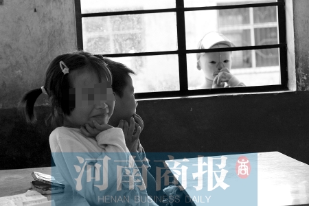 她不止一次說想去上學，而更多的時候，她是站在教室外面，眼巴巴地看著里面的小朋友