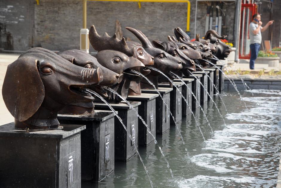 圖為十二獸首嘴里不停向外噴水。
