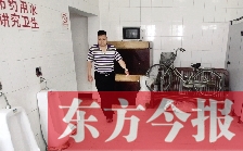 男廁中擺放的電視機、柜子、自行車等物品