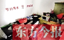 廁所進門中廳，擺放著灶臺、餐桌、床鋪等，乍一看像個客廳