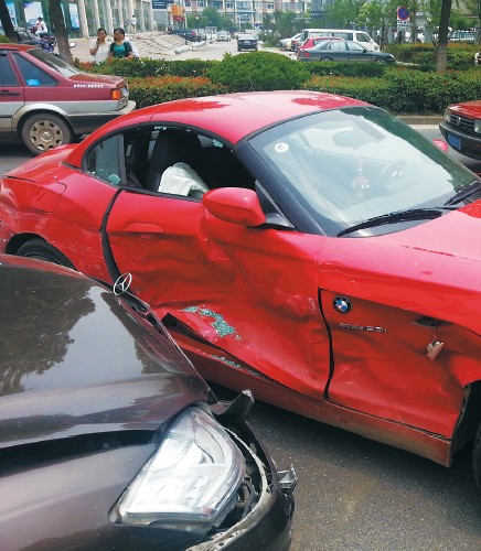 寶馬車門完全變形。