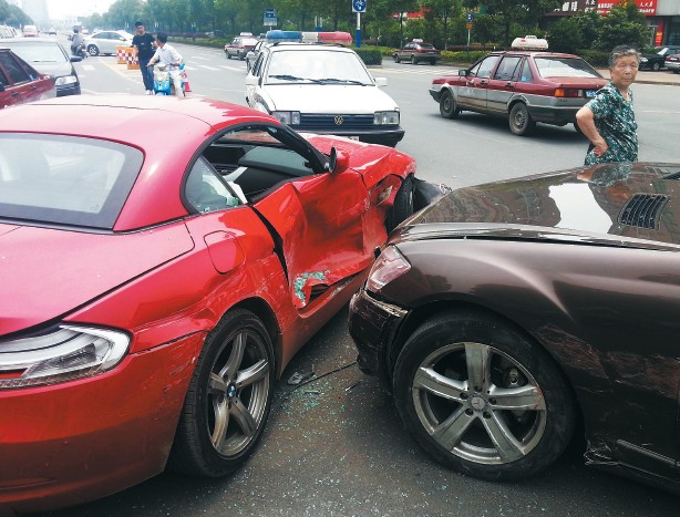 兩部?jī)r(jià)值百萬(wàn)左右的豪車在碰撞中損傷嚴(yán)重。謝德勝 記者金學(xué)永/攝