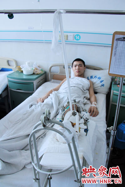 “如果有人肯幫我出4萬元的醫(yī)藥費，我愿意為他免費工作3年，多苦多累都行?！?月26日，躺在病床里上的