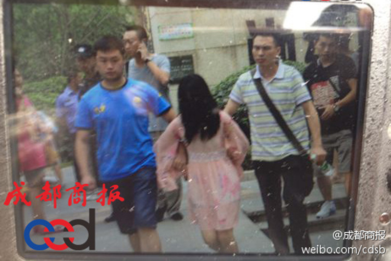 圖為事發(fā)現(xiàn)場，嫌疑人被警方控制。