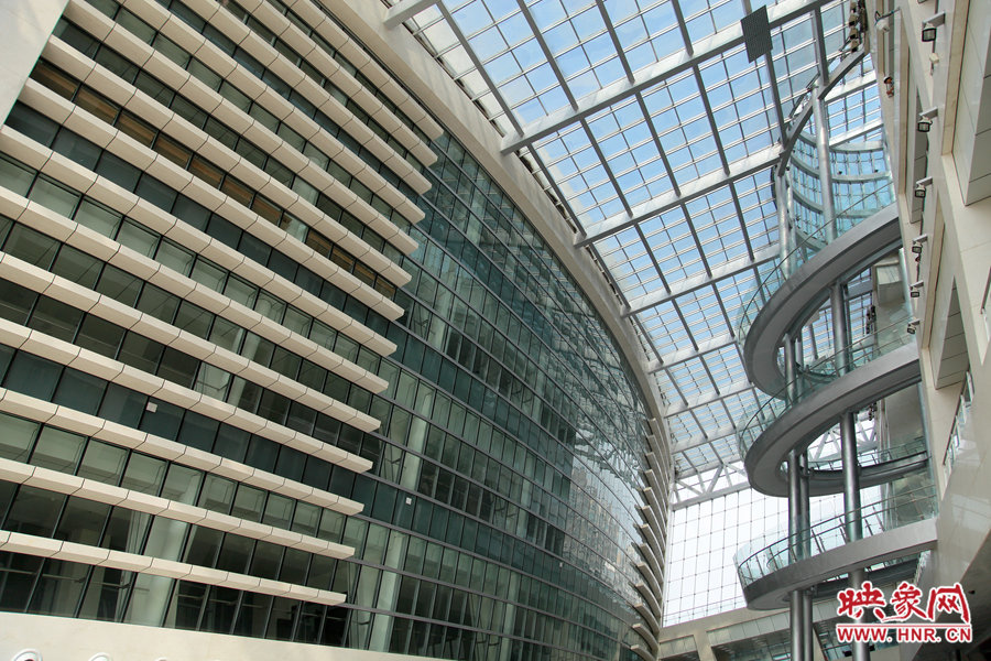 “全景天窗”帶來充足的自然光。