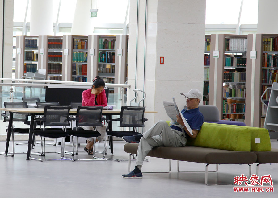 閱讀區(qū)有沙發(fā)，有桌椅，讓讀者有了更多的選擇。