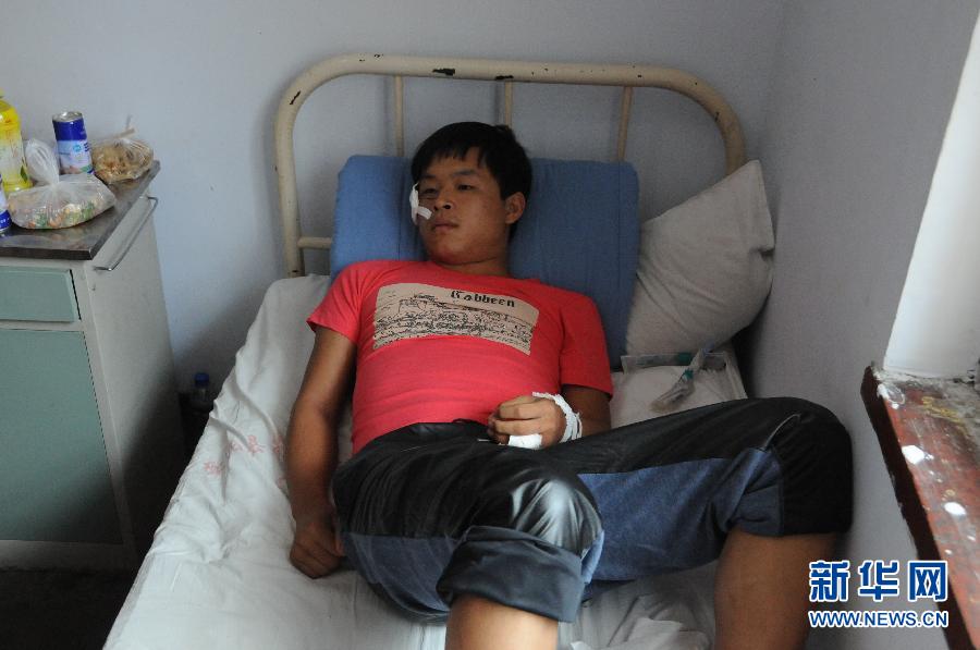 　8月20日，一名傷者在醫(yī)院接受救治。