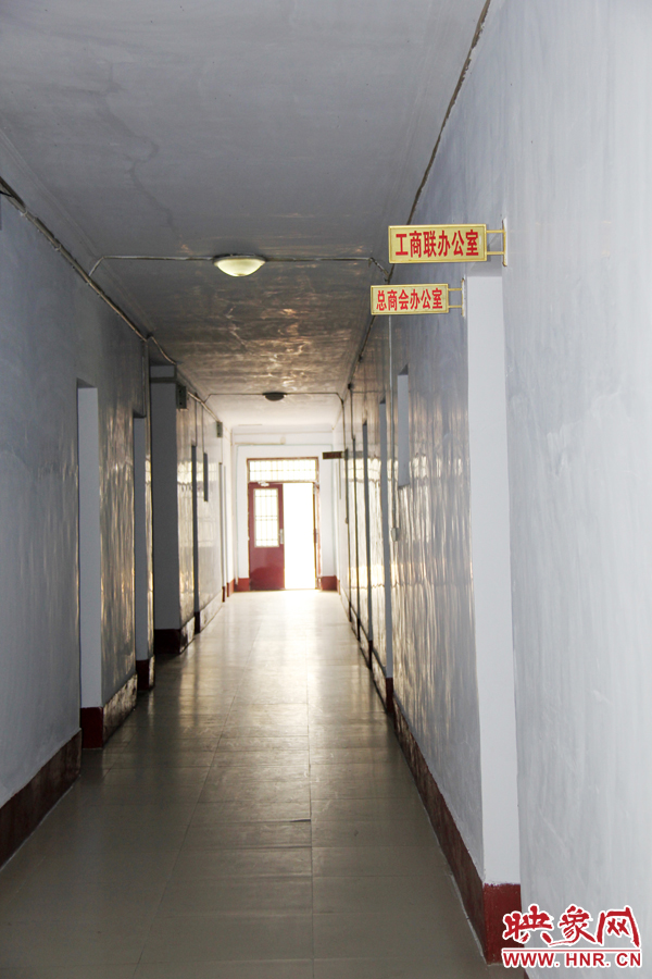 在縣委大院內(nèi),分布著很多機(jī)關(guān)單位。