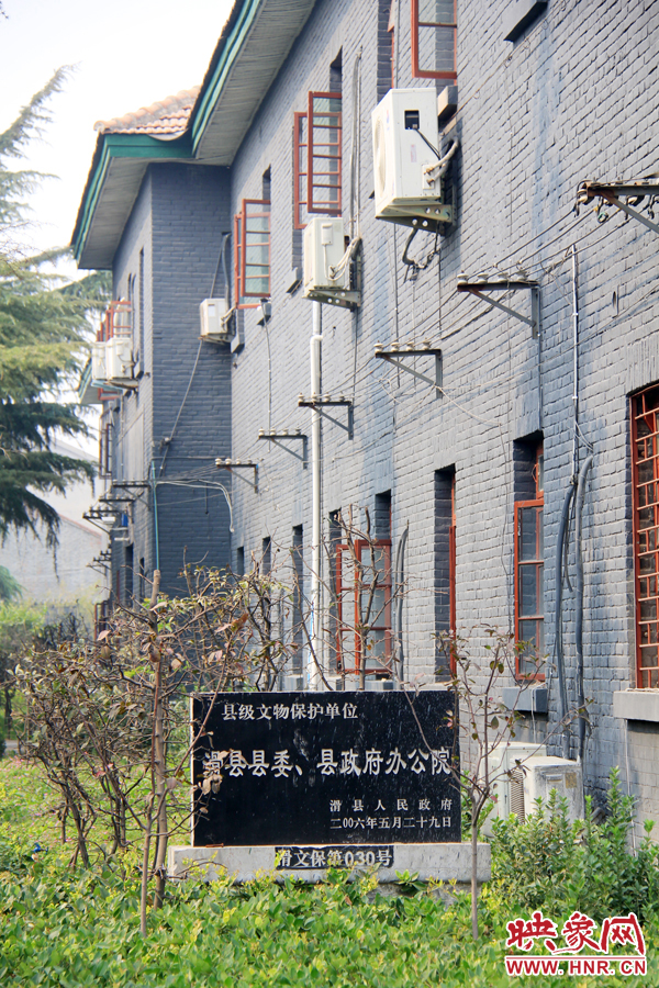 因?yàn)榭h委大院‘陳舊老土’,政府大院的蘇式建筑于2006年被列為縣級(jí)文物保護(hù)單位。
