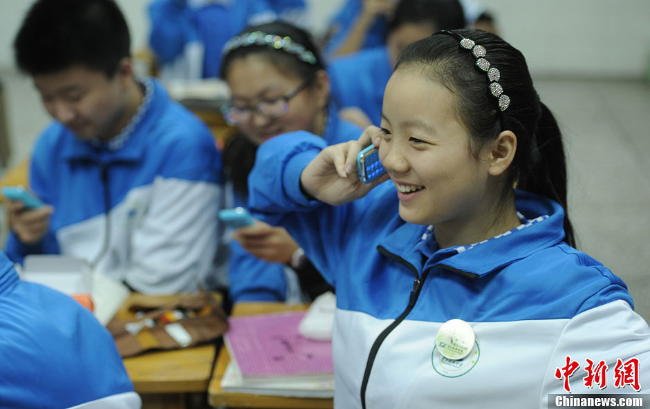 圖為一同學(xué)正在試手機(jī)的通話功能。