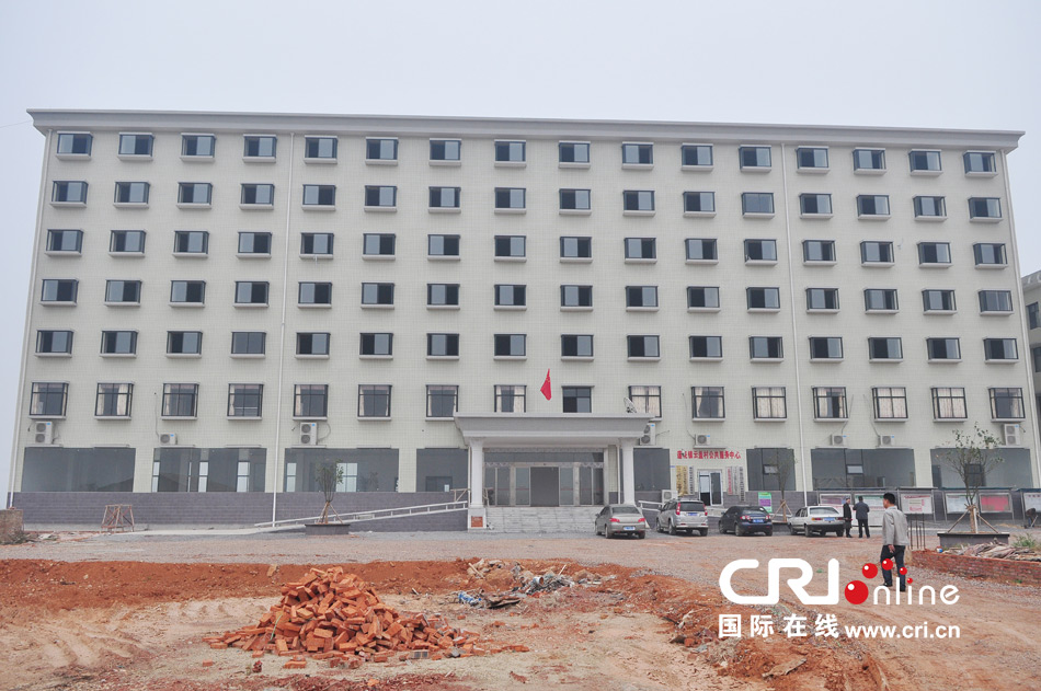 2013年10月21日，長沙云蓋村欠債千萬新建的豪華村部樓。