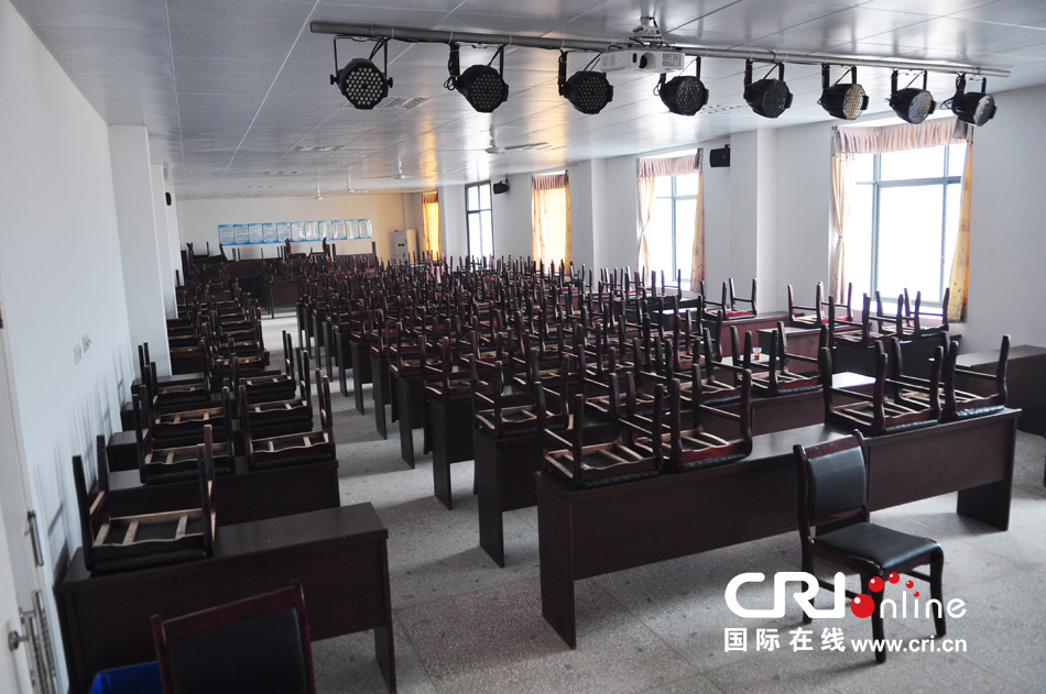 2013年10月21日，長沙云蓋村欠債千萬新建的豪華村部樓。