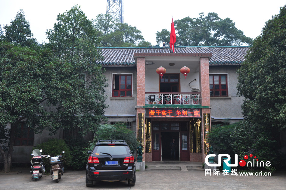 　2013年10月21日，這是蓮花鎮(zhèn)人民政府的辦公樓，和蓮花鎮(zhèn)云蓋村的辦公樓相比，寒酸不少。