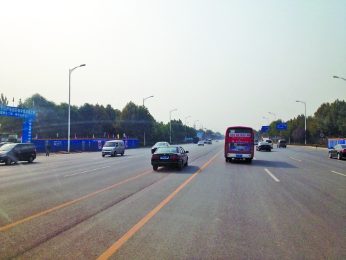 鄭開大道上隨處可見車輛駛?cè)腚p黃線超車,很危險。