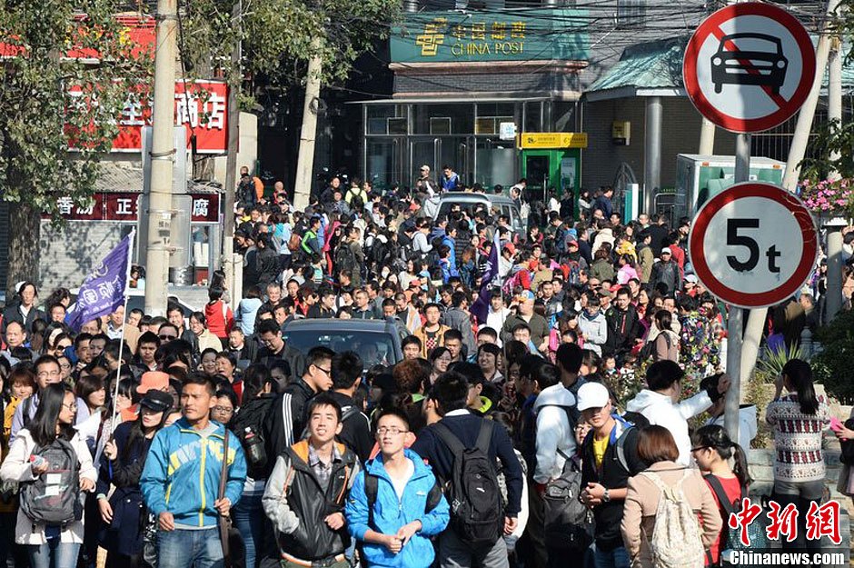 　10月26日上午10點(diǎn)多，北京香山路賞紅客摩肩接踵