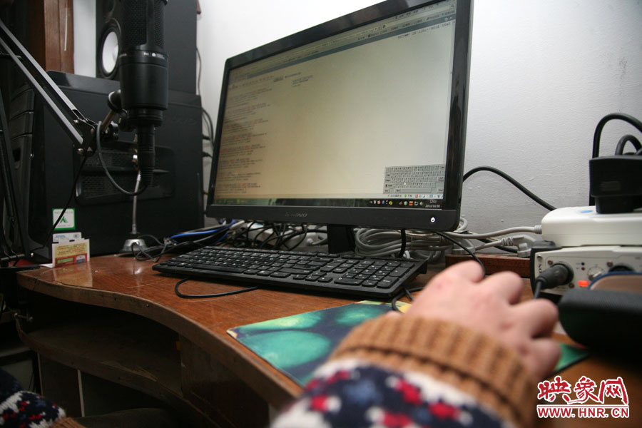 由于海龍只剩下兩根手指可以做動作，聰明的他調(diào)出軟鍵盤來打字搜索