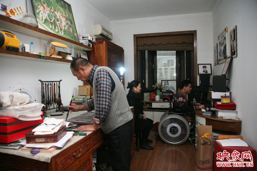 小小的書房里，爺孫三人在坐著各自的事情，姥爺在練書法，姥姥在旁專心的看著海龍，海龍在盡情的歌唱