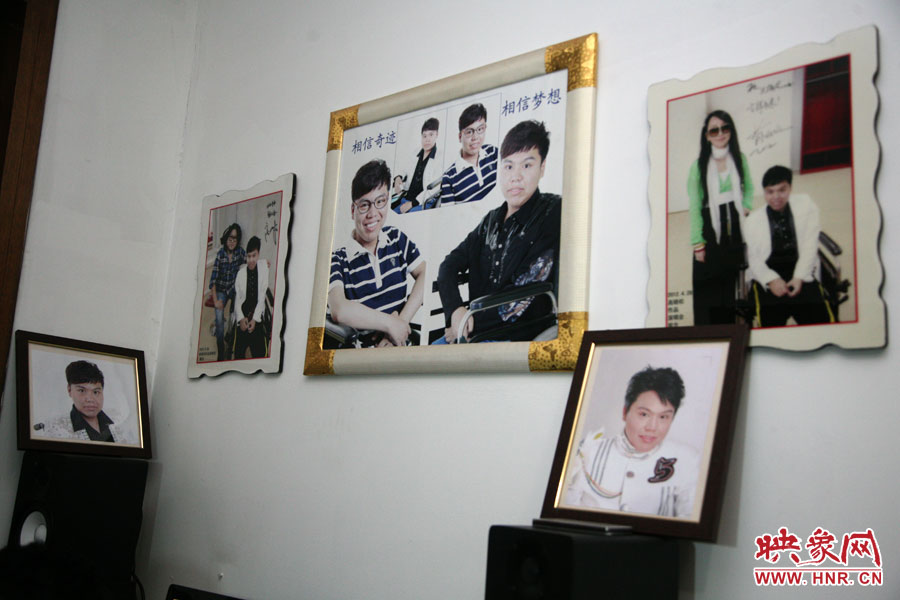 海龍的房間內(nèi)掛滿了這些年他走過的路程。