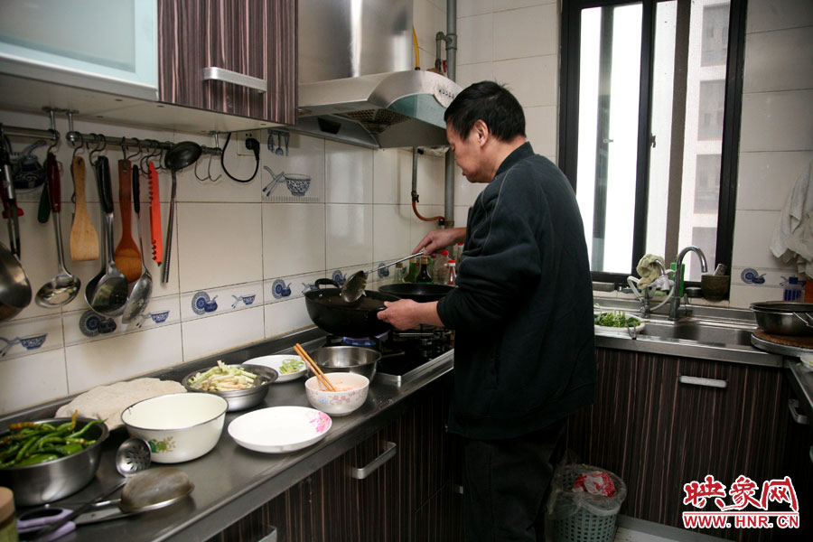 由于二老年齡也大了，于是姥姥的弟弟來住在家中幫忙照顧海龍