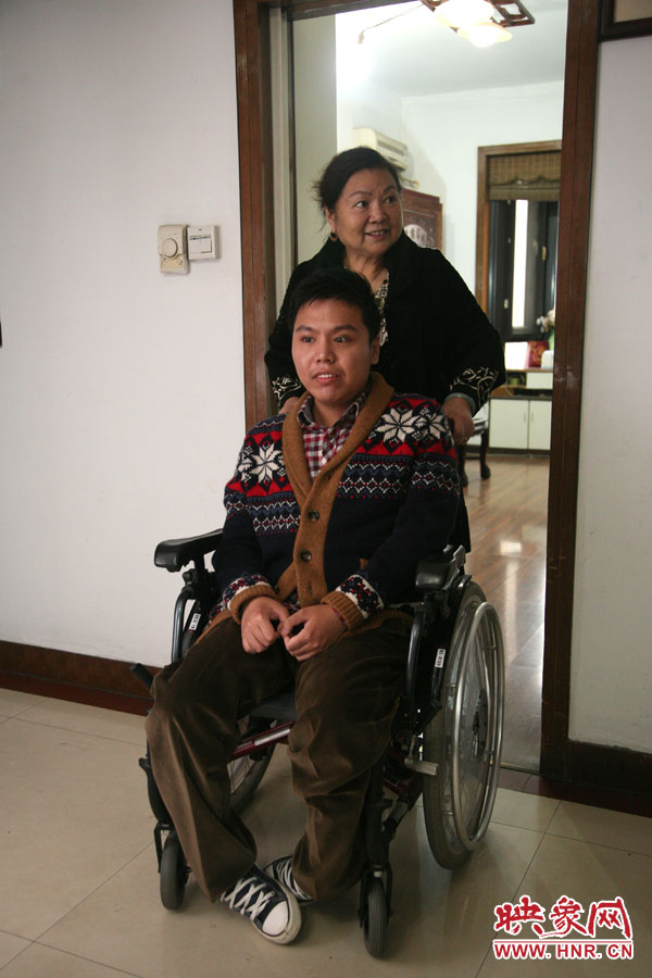 練完歌后，姥姥將海龍推了出來，因為行動不便，海龍很少出門，他的活動地方一般就是書房與客廳。