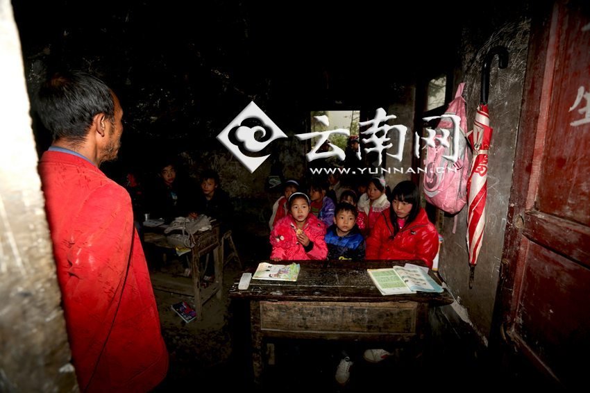 小學里只有兩個班，大點的孩子無法升入高年級，只得從一年級再讀起，就像復(fù)讀機。