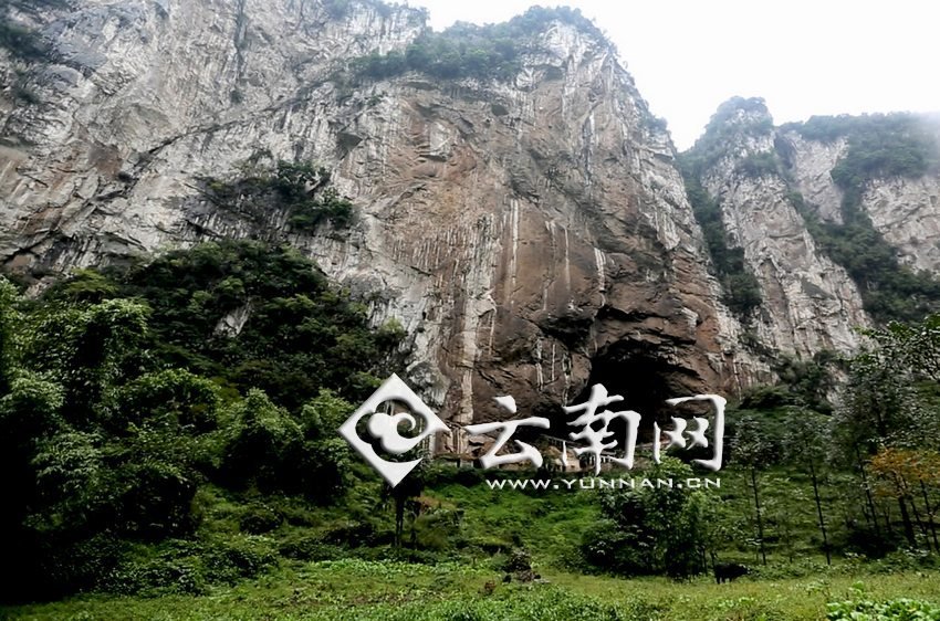 大鍋圈小學就建在這樣一個懸崖絕壁邊上。