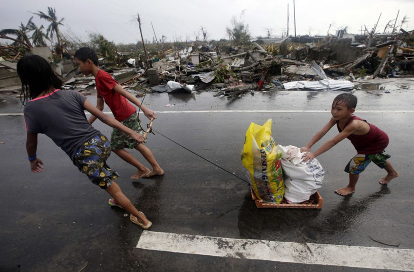 菲強(qiáng)臺(tái)風(fēng)致萬人遇難 食物短缺現(xiàn)哄搶