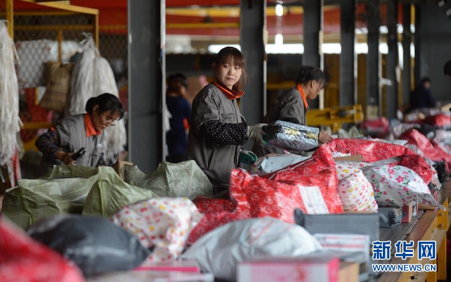 11月11日，一家快遞公司的工作人員正在分揀快件。