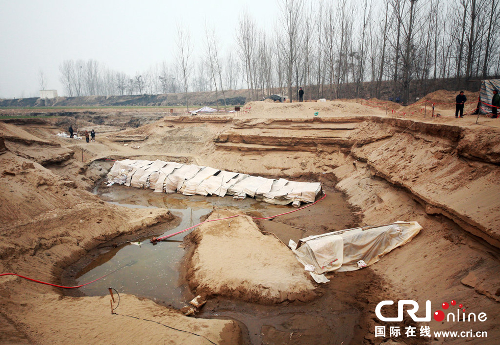 2014年1月6日，河南洛陽(yáng)古沉船發(fā)掘現(xiàn)場(chǎng)，兩艘古沉船，一艘已經(jīng)挖掘出土，另一艘還有一半埋在沙丘里。