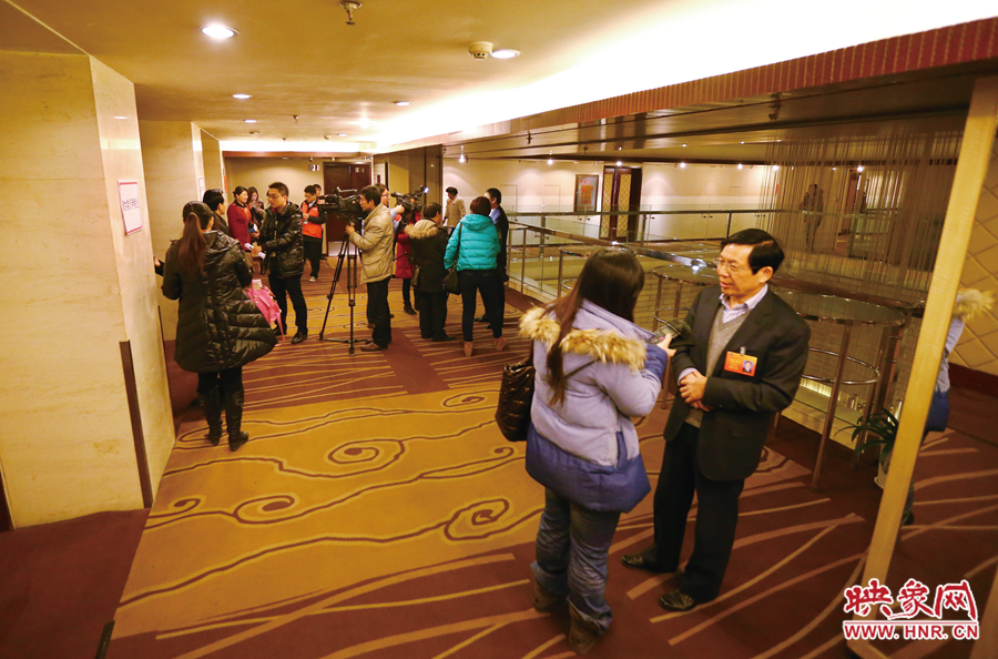 會議間隙，樓道成為記者采訪的主戰(zhàn)場