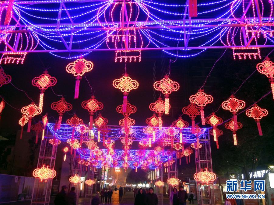 　1月30日，市民走在由中國結(jié)霓虹燈裝扮的蘇州街頭。