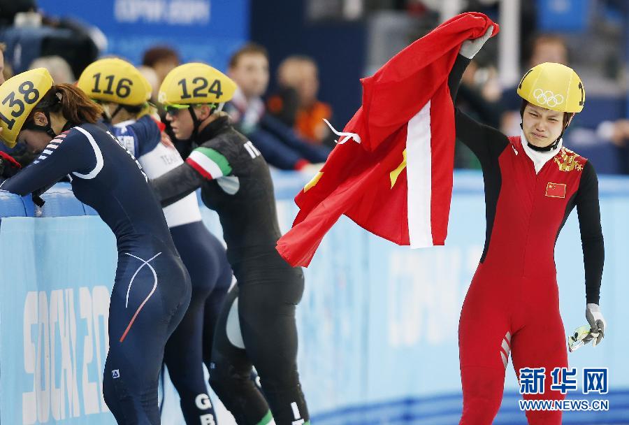 2月13日，中國(guó)選手李堅(jiān)柔（右）在比賽后慶祝。